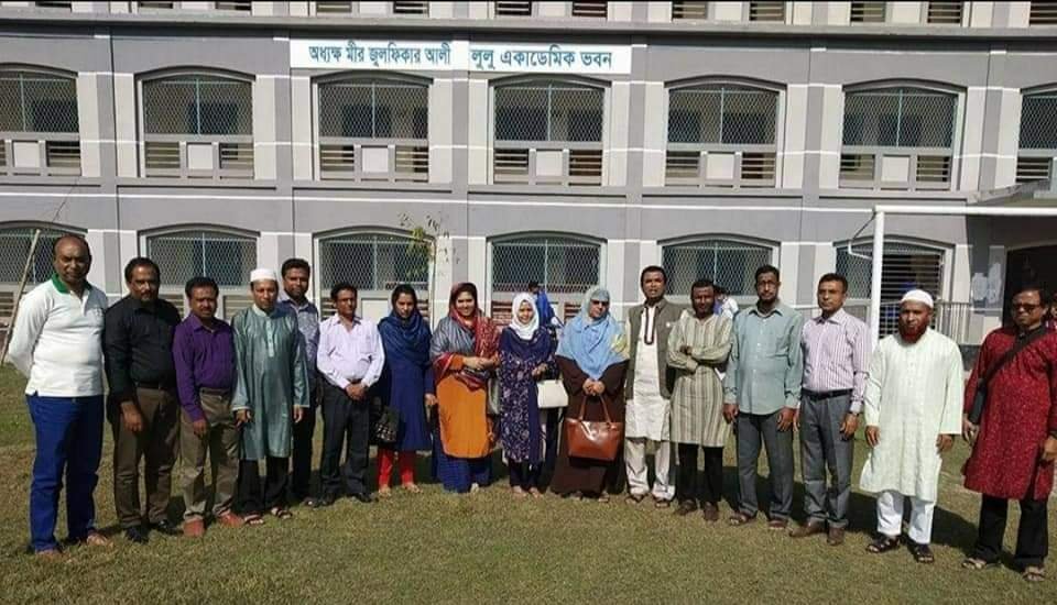 শিক্ষকরা এক স্থানে